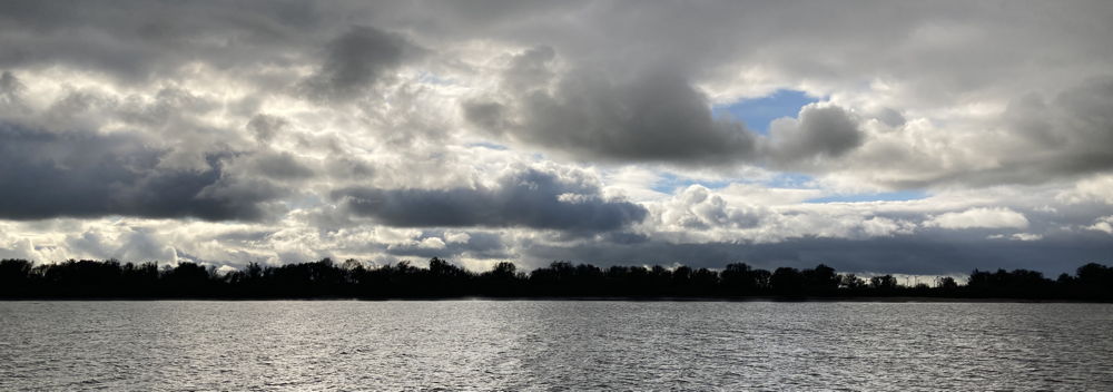 düstere Wolken auf der Elbe, von der Fähre in Glückstadt
